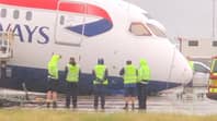 英国航空飞机的鼻子在希思罗机场的停机坪上倒塌“loading=