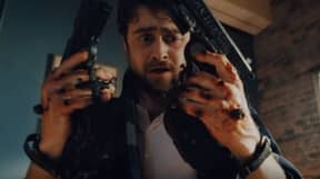 Daniel Radcliffe有手枪用螺丝钉在荒谬的枪支中拖着枪