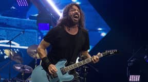 戴夫Grohl在Foo Fighters Gig期间将盲目的孩子带入舞台上