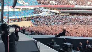Foo Fighters在瑞典的恶作剧人群，因为戴夫Grohl假装打破腿