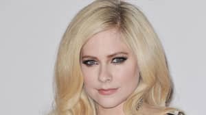 据报道，Avril Lavigne是约会的亿万富翁菲利普萨罗夫姆