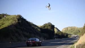 键盘勇士……和警察…寻找在Dirtbike上跳下La Freeway的男子