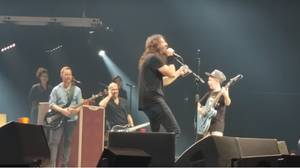 喷火战斗机乐队(Foo Fighters)演唱了Metallica乐队的《进入睡魔》(Enter Sandman)， 10岁的男孩弹吉他