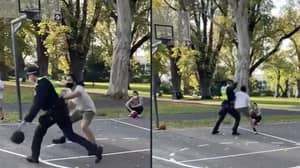 墨尔本警察叫在锁定期间打破篮球比赛，而是加入
