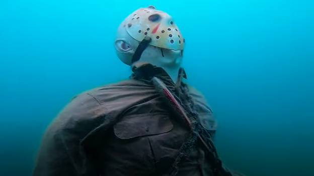 潜水员将令人毛骨悚然的Jason Voorhees雕像放在亚利桑那州湖底