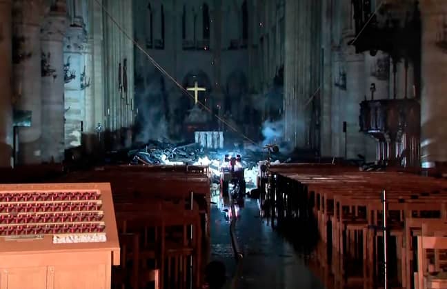 大火后大教堂的内部。学分：PA