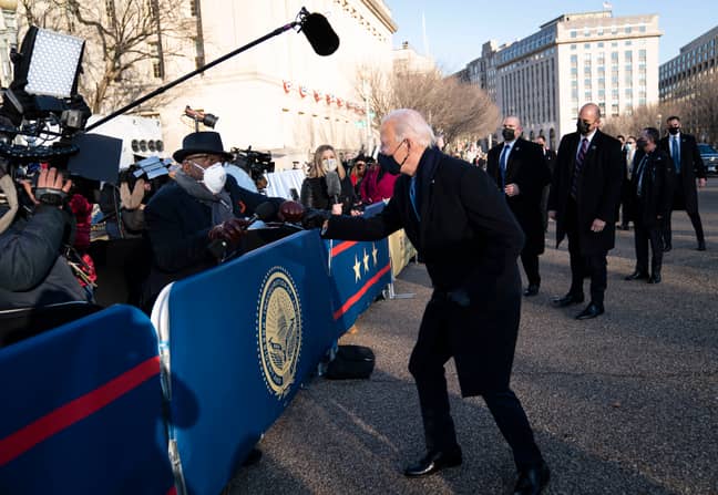 乔·拜登（Joe Biden）拳头撞到了记者艾尔·罗克（Al Roker）。学分：PA“width=