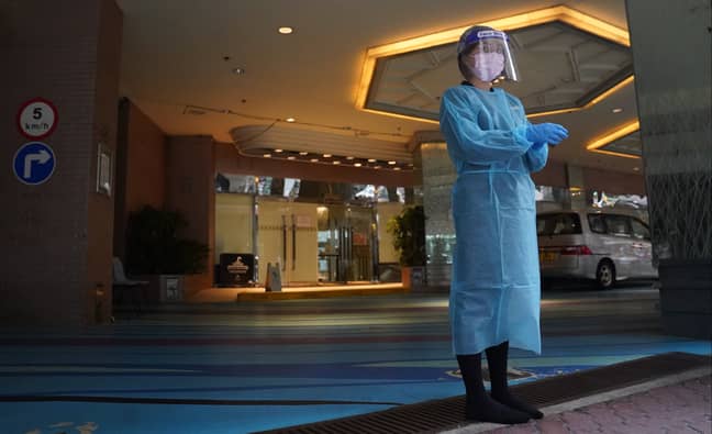 香港的一名医疗工作者准备在酒店隔离院接受新来的人。学分：PA