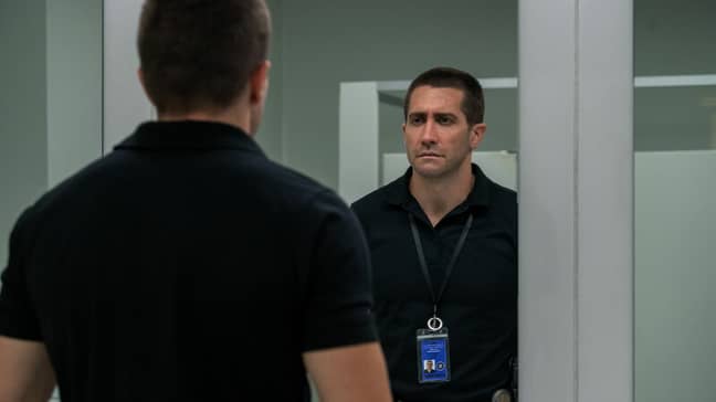 吉伦哈尔（Gyllenhaal）饰演911调度员乔·贝勒（Joe Baylor）。信用：Netflix