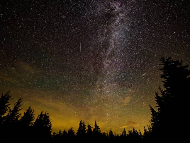 在2021年8月10日在美国西弗吉尼亚州的一年一度的Perseid Meteor淋浴期间，一年一度的流星条纹在天空中。（信用：PA）