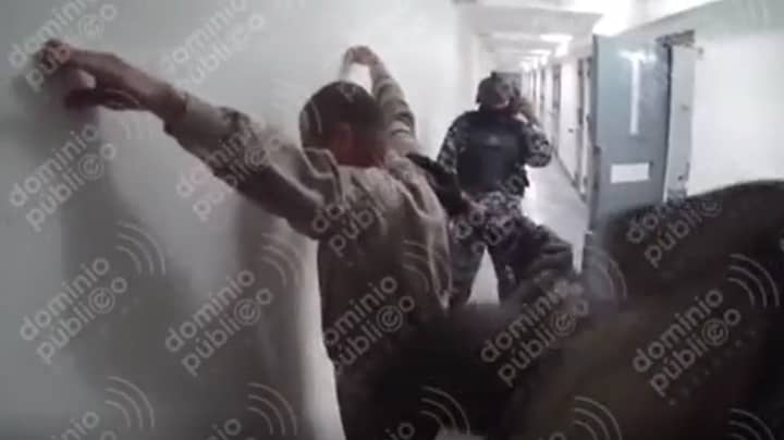 录像显示El Chapo被捕后放下裤子进行脱衣搜索
