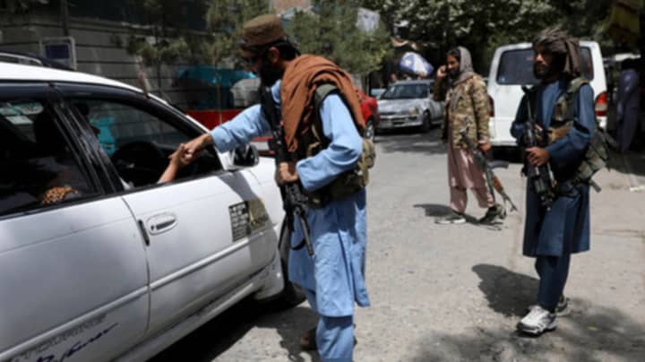阿富汗当地人被击败并阻止在塔利班检查站离开乡村