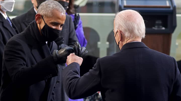 巴拉克·奥巴马（Barack Obama）告诉乔·拜登（Joe Biden）“这是你的时间”，因为他祝贺他成为总统“width=