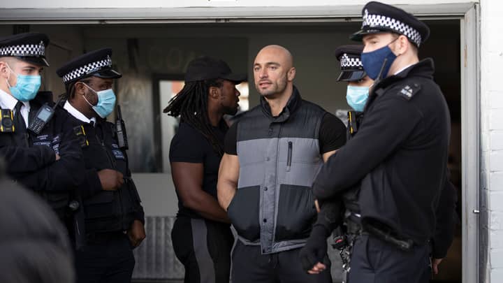 在警察隔离之后，健身房的老板因违反联盟法规而罚款77,000英镑