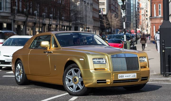 英国的“最华丽的游客”在伦敦驾驶镀金汽车