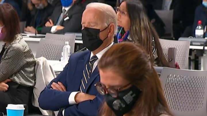乔·拜登（Joe Biden）似乎在COP26气候峰会上入睡
