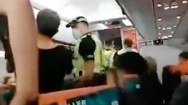 EasyJet乘客在拒绝戴口罩后被警察乘飞机护送“width=